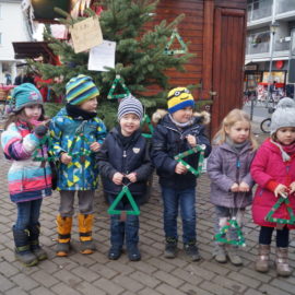 KiTA Kinder schmücken Weihnachtsbaum auf Refrather Winterdorf 2016 KiTA Kinder schmücken Weihnachtsbaum auf Refrather Winterdorf 2016