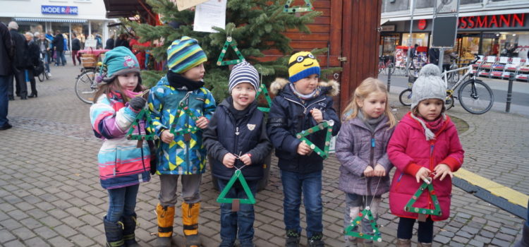 KiTA Kinder schmücken Weihnachtsbaum auf Refrather Winterdorf 2016