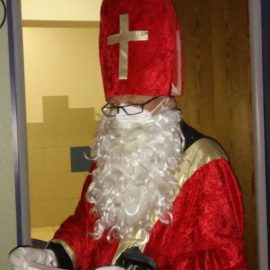 Der Nikolaus mit Maske unterm Rauschebart