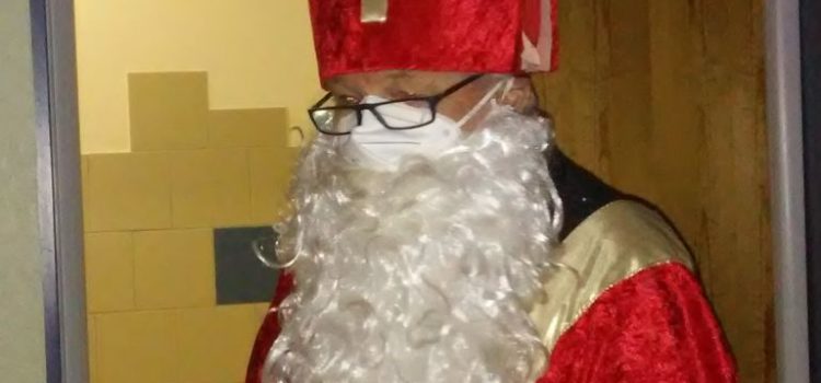 Der Nikolaus mit Maske unterm Rauschebart